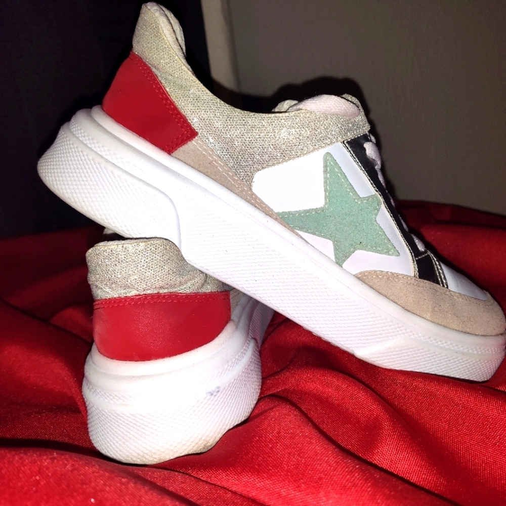 Gently Used MKS Women's Shoe Size 9 Faux Leather Silver Star LaceUp Sneaker